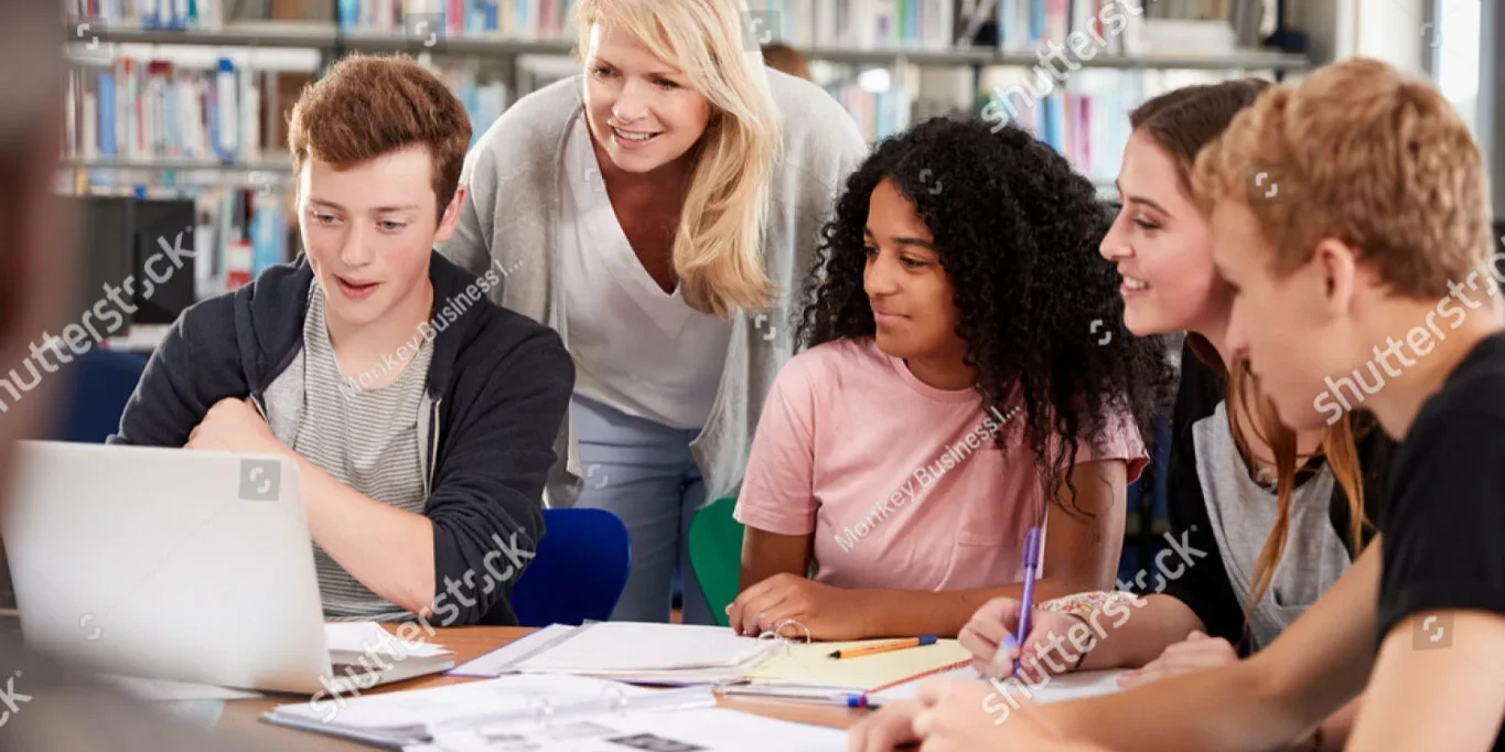 Leraar met leerlingen