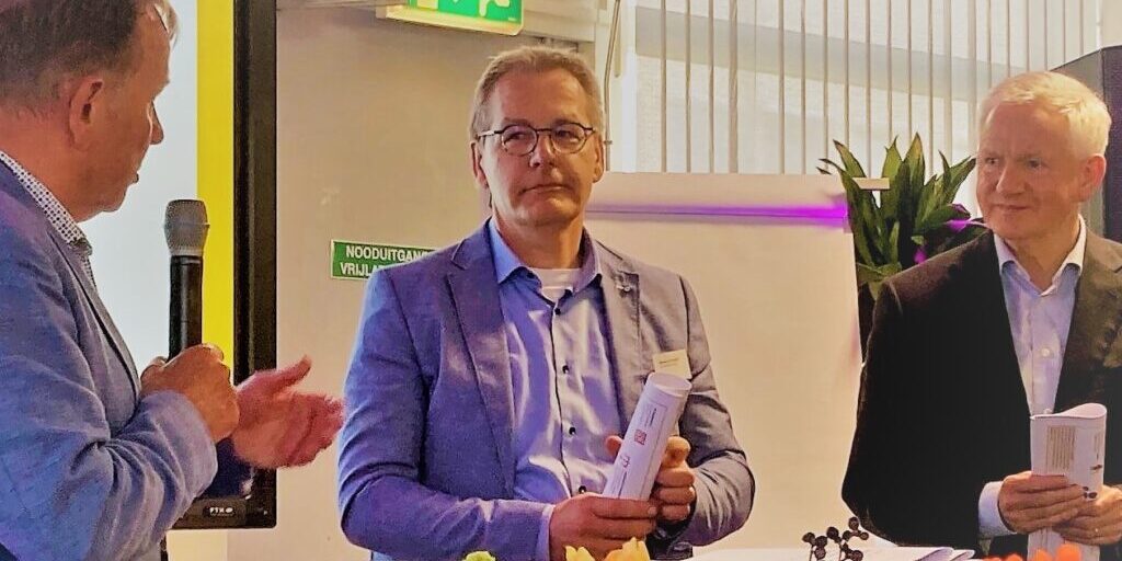 Lustrum 4B Leo van Hoorn overhandigt de opbrengsten van vijf jaar LERVO aan Berend kamphuis (r) en Marcel ter Vergert (l)