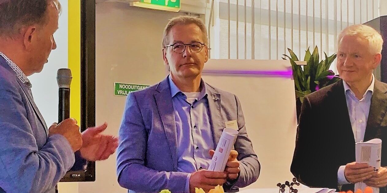 Lustrum 4B Leo van Hoorn overhandigt de opbrengsten van vijf jaar LERVO aan Berend kamphuis (r) en Marcel ter Vergert (l)